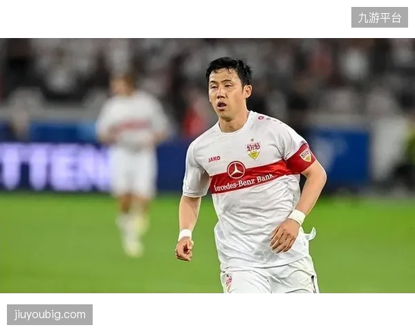 日本队重构中场连接机制，远藤航的调度能力成为新体系的战术支点。